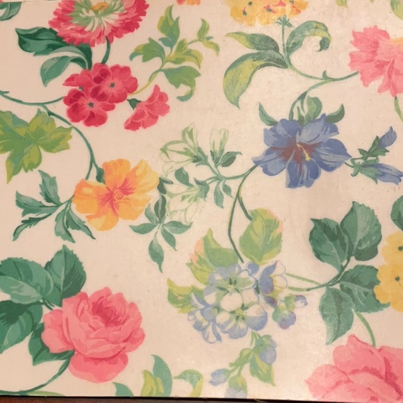 HOLT RENFREW VINTAGE FLORAL VINYL PLACEMATS - Picture 5 of 5